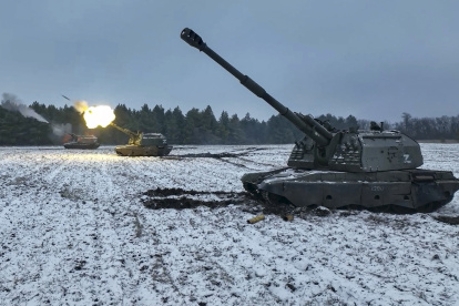 Captura de un video distribuido por el Ministerio de Defensa de Rusia el 13 de enero de 2023, que muestra obuses autopropulsados rusos de 152,4 mm Msta disparando durante el combate en un lugar no revelado en la región de Donetsk , Ucrania. EFE/EPA/PRENSA DEL MINISTERIO DE DEFENSA DE RUSIA
