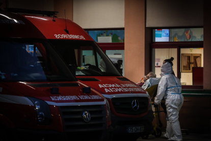 Paramedics transport COVID-19 patients from Amadora Sintra Hospital to Luz Hospital in Lisbon, in Amadora, Portugal, 27 January 2021, due to the rising of hospitalizations. The Amadora-Sintra Hospital moved a team of doctors, nurses and auxiliaries to accompany the 19 patients who are being transferred to the infirmary that will open at Hospital da Luz in Lisbon. (Abierto, Lisboa) EFE/EPA/MARIO CRUZ
