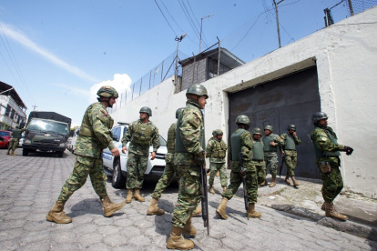 Seguridad. Una veintena de efectivos militares acudió a resguardar el perímetro externo del centro carcelario.