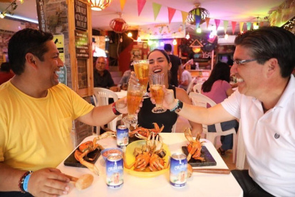 Los candidatos a concejal Julio Gurumendi, María Castillo y Jorge Rodrígez brindando con "La Colorada".
