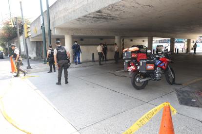 Escena. El presidente del comité barrial, Javier Rosero, fue asesinado al estilo sicariato a bordo de su vehículo.