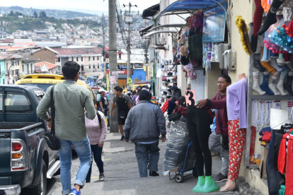 El comercio formal en el Centro de la ciudad se ve afectado por el informal.