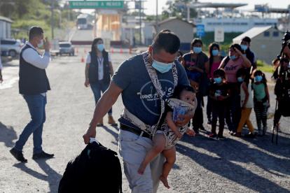 Migrantes centroamericanos permanecen en La Libertad (Guatemala), en una fotografía de archivo. EFE/