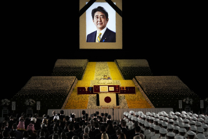 Funeral de estado del ex primer ministro japonés Shinzo Abe en el Nippon Budokan en Tokio, el 27 de septiembre de 2022. EFE/EPA/FRANCK ROBICHON / POOL