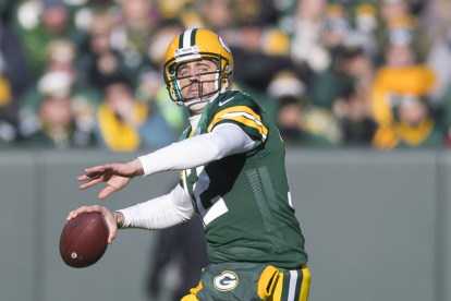 El mariscal de campo de los Green Bay Packers Aaron Rodgers (12) durante un juego contra los Atlanta Falcons.