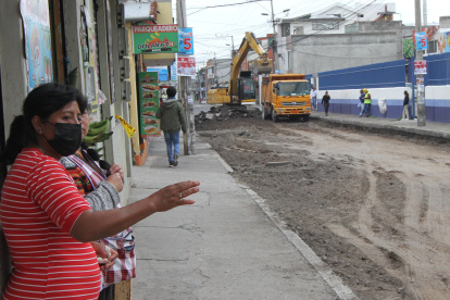 Pasatiempo. Ante la falta de movimiento en sus tiendas, los vecinos salen a la calle para mirar el avance de la obra.