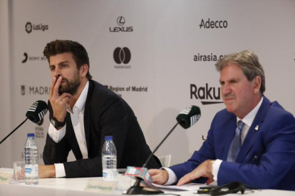 Piqué (i) era el principal representante de la empresa que rompió el contrato que tenía que durar 25 años.