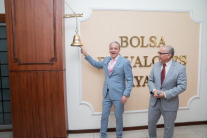 Eugenio Fernández tocó la campana para anunciar...