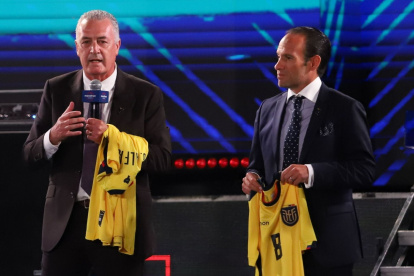 Francisco Egas (i), presidente de la FEF, calificó de exitoso el proceso con el técnico argentino Gustavo Alfaro (d).