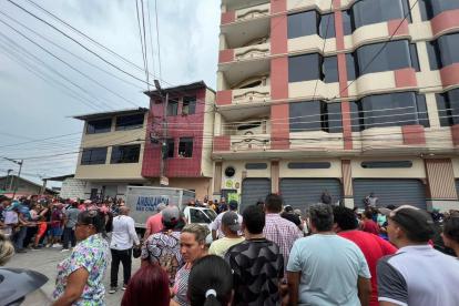 Incidente. Decenas de personas se amontonan tras conocer los hechos con los dueños del almacén local.