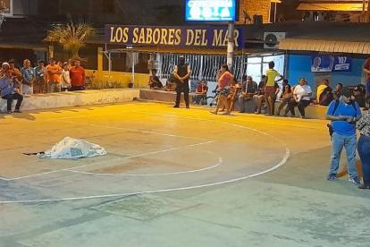 Manta. El cuerpo del adolescente quedó a un costado de la cancha.