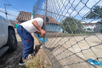 Evidencia. Por este orificio hecho en una malla metálica escapó uno de los delincuentes, en Tumbaco.