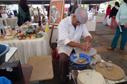 Presencia pública. Gil Vanegas durante una feria en Cuenca, promocionando la alfarería como una actividad cultural.