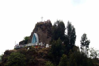 Panorama. En lo alto de una cumbre están las dos grutas para visitar.