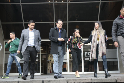 Diligencia. Fernando Villavicencio a su salida de la Fiscalía luego de dar una versión.