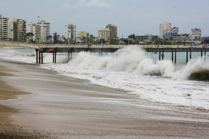 El pasado 10 de enero, en las costas del cantón Salinas se presentaron olas que superaron los tres metros de altura.