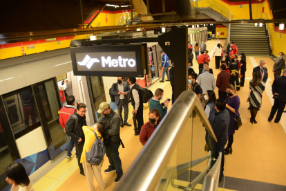 Espera. La gente deberá crear una cuenta en la web oficial para acceder a los tickets que le permitirían usar el metro sin costo, hasta el 5 de marzo