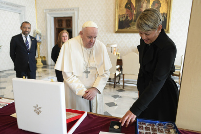Vatican City (Vatican City State (holy See)), 14/01/2023.- A handout picture provided by the Vatican Media shows Pope Francis (C) exchanging gifts with Colombia"s First Lady Veronica Alcocer Garcia (R) during a private audience in Vatican City, 14 January 2023. (Papa) EFE/EPA/VATICAN MEDIA HANDOUT HANDOUT EDITORIAL USE ONLY/NO SALES