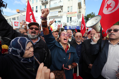 Tunis (Tunisia), 14/01/2023.- People shout slogans during a protest against Tunisian President Kais Saied as they mark the 12th anniversary of the 2011 uprising, in Tunis, Tunisia, 14 January 2023. Late Tunisian president Zine El Abidine Ben Ali and his wife went into exile in Saudi Arabia on 14 January 2011 following a month of nation-wide protests against his regime. (Protestas, Arabia Saudita, Túnez, Túnez) EFE/EPA/MOHAMED MESSARA