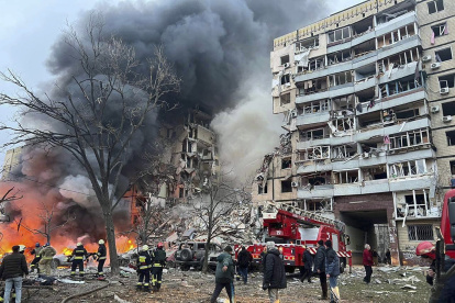 Dnipro (Ukraine), 14/01/2023.- A handout photo made available by the Dnipropetrovsk Regional Military Administration shows Ukrainian rescuers working at the site of a residential building hit by shelling in Dnipro, southeastern Ukraine, 14 January 2023, amid Russia"s invasion. At least 18 people were injured, among them two children, after a rocket hit the nine-story building in Dnipro, the head of the Dnipropetrovsk Regional Military Administration Valentyn Reznichenko wrote on telegram. Russian troops entered Ukraine on 24 February 2022 starting a conflict that has provoked destruction and a humanitarian crisis. (Atentado, Rusia, Ucrania) EFE/EPA/DNIPROPETROVSK REGIONAL MILITARY ADMINISTRATION HANDOUT -- BEST QUALITY AVAILABLE -- MANDATORY CREDIT -- HANDOUT EDITORIAL USE ONLY/NO SALES