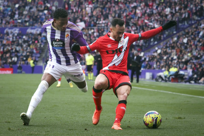 El jugador del Real Valladolid Gonzalo Plata (i) durante el encuentro de LaLiga Santander entre el Real Valladolid y el Rayo Vallecano.