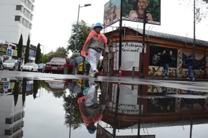 Peligro. Las personas deben cruzar por charcos que se forman en las calles.