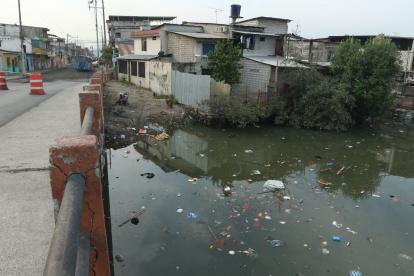 La corriente de agua luce sucia y con un mal olor. Las personas evitan pasar cerca 
del sitio.