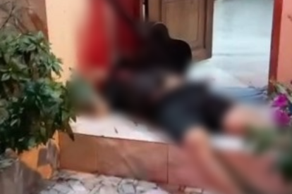 Lugar. El cuerpo de Manzaba quedó al pie de la puerta con su guitarra.