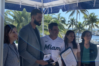 Sandy Alcántara mientras recibía las llaves de la ciudad.