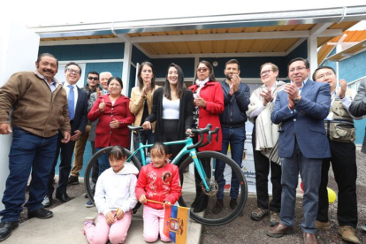 Miryam (c), acompañada por miembros de su familia y varias autoridades .