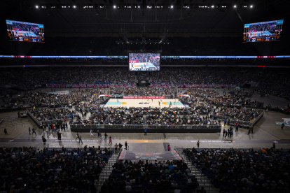 Los aficionados que coparon el cotejo entre los Golden State Warriors y los San Antonio Spurs, en el estadio Alamodome, en San Antonio.