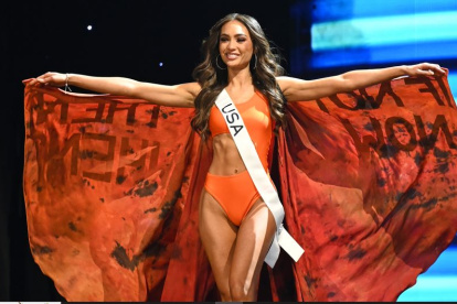 Durante su presentación en traje de baño, la nueva Miss Universo.