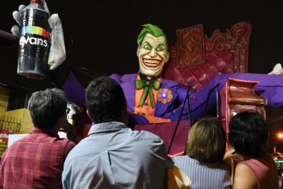 Creación. El Joker mide 13 metros y la silla 10 metros. Bota humo por la botella de spray.