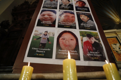 LIM01. LIMA (PERÚ), 15/01/2023.- Fotografía de imágenes de algunas de las víctimas de las protestas tras la salida del poder de Pedro Castillo durante una misa hoy, en la Catedral de Lima (Perú). Las protestas, que exigen la renuncia de Boluarte, el cierre del Congreso y nuevas elecciones para 2023, suman 49 muertos desde que comenzaron en diciembre pasado, tras el fallido autogolpe del exmandatario Pedro Castillo. EFE/ Paolo Aguilar