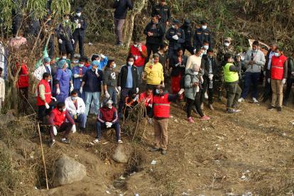 Pokhara (Nepal), 15/01/2023.- Rescue teams work at the crash site of a Yeti Airlines ATR72 aircraft in Pokhara, central Nepal, 15 January 2023. A Yeti Airlines ATR72 aircraft carrying 72 people on board, 68 passengers and 4 crew members, crashed into a gorge while trying to land at the Pokhara International Airport. According to a statement from the Civil Aviation Authority of Nepal (CAAN), at least 68 people were confirmed dead. EFE/EPA/ BIJAYA NEUPANE