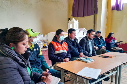 Reunión. Equipo técnico se reúne para planificar estrategias de prevención ante actividad volcánica.