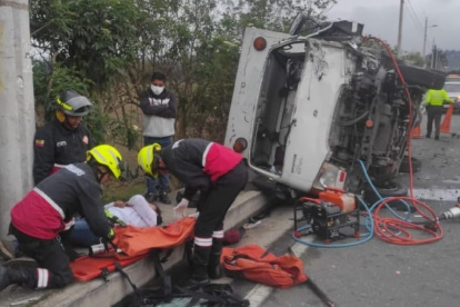 Atención. Los afectados recibieron ayuda de rescatistas y paramédicos en el sitio de los accidentes.