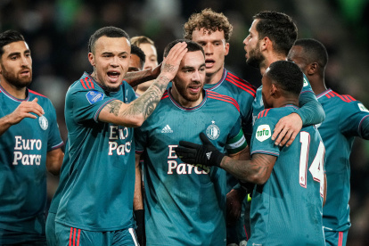 Los jugadores del Feyenoord felicitan a Orkun Kokcu tras marcar el segundo tanto en la victoria.