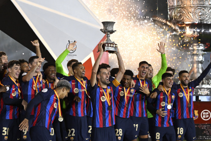 Los jugadores del FC. Barcelona celebran con el trofeo de la Supercopa de España.