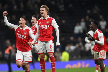 Los jugadores del Arsenal celebrar luego de la victoria frente al Totthenham.