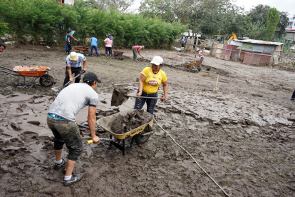 Trabajos. Vecinos y familiares se unieron para limpiar el lodo.