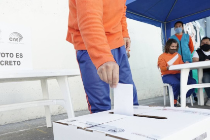 Elecciones. Un hombre deposita su voto en una elección pasada, como la que se registrará el 5 de febrero.