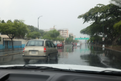 Temporal. Un tramo de la avenida Quito amaneció ayer encharcado.