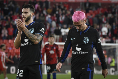 Antoine Griezmann (d), del Atlético de Madrid, luce cabizbajo tras el empate.