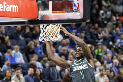 Anthony Edwards de los Minnesota Timberwolves en acción ante los  Cleveland Cavaliers.