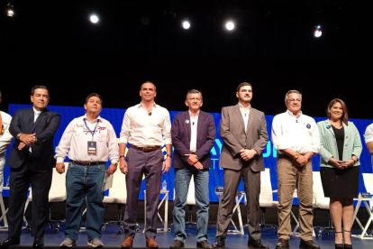 Los 11 candidatos a la Alcaldía de Guayaquil debaten en dos bloques.