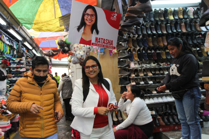 Es licenciada en Administración Pública y posee una maestría en Educación Superior por la Universidad Central del Ecuador.