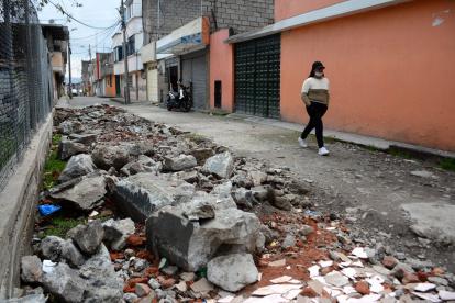Peatonal descuidada en sector de la avenida Martha de Roldós.