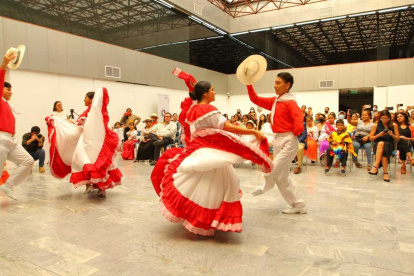Guayaquil. Intervención artística de Danzas Costa Brava.