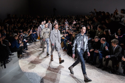 Un desfile de la colección masculina de Louis Vuitton en París en 2018.